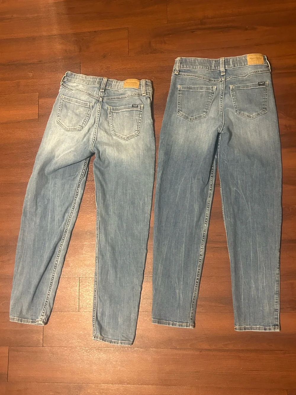 Abercrombie Kids Girls High Rise Mom Jeans Size 9/10 Long Light Wash